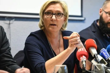 La présidente du Front national et députée du Pas-de-Calais Marine Le Pen, lors d'une conférence de presse à Calais, le 2 novembre 2017