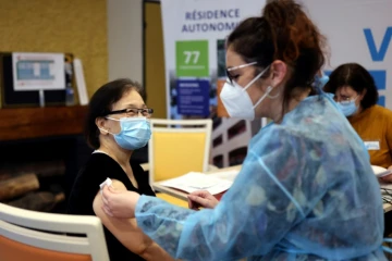 Une femme âgée reçoit une injection de vaccin contre le Covid, à Villejuif le 4 mars 2021