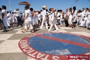 Samedi 22 août 2009 

Marche blanche à Saint-Pierre en mémoire d'Élodie Boudia, 19 ans, assassinée par son ex-compagnon le jeudi 30 juillet à la Petite Île