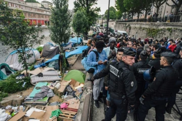 Le campement de migrants du canal Saint-Martin à Paris a commencé à être évacué par les autorités le 4 juin 2018 au matin
