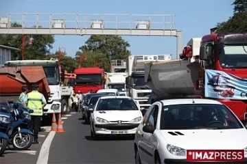 Lundi 31 août 2009

Barrage routier sur la RN1