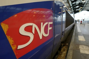 Le logo de la SNCF le 15 février 2018 à Paris, quelques jours avant l'annonce du calendrier et des grands axes de sa réforme 