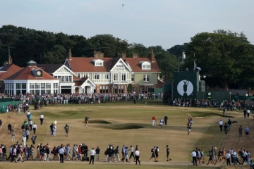Le club de golf écossais de Muirfield, encore à 100% masculin, le 20 juillet 2013 lors du British Open avec notamment Tiger Woods et Lee Westwood sur le green du 18e trou