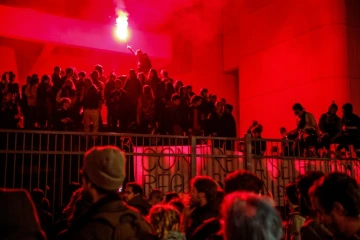 Rassemblement d'étudiants opposés à la loi réformant l'accès à l'université, sur le site de l'université Panthéon-Sorbonne à Tolbiac (Paris), le 12 avril