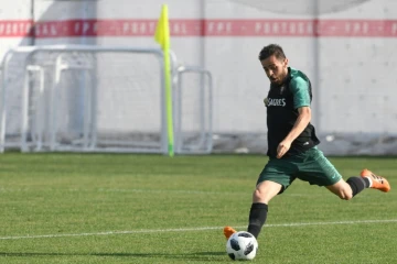 Le milieu de terrain du Portugal Bernardo Silva à l'entraînement à Kratovo le 26 juin 2018 lors du Mondial