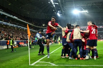 Le défenseur lillois Alexsandro (à gauche) fête le 6e but du LOSC contre Feyenoord Rotterdam en phase de ligue de C1 le 29 janvier 2025 au stade Pierre-Mauroy de Villeneuve-d'Ascq dans le nord de la France 