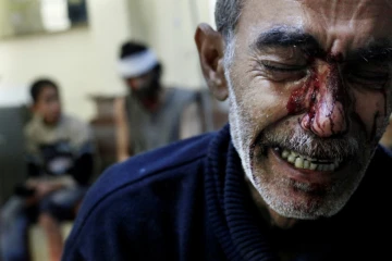 La douleur d'un père syrien, Kamal , après avoir perdu sa fille à Alep, en Syrie, le 31 octobre 2012