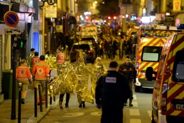 Des victimes, des pompiers et des policiers aux abords du Bataclan à Paris dans la soirée du 13 au 14 novembre 2015