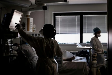 Un malade du Covid-19 est soigné dans l'unité de soins intensifs de l'hôpital de la Croix-Rousse à Lyon, en France, le 15 septembre 2020