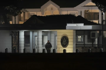 Un policier garde l'entrée de l'ambassade des Etats-Unis à Podgorica, au Monténégro, le 22 février 2018