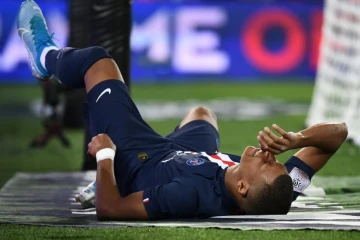 La star du PSG Kylian Mbappé se tord de douleur après s'être blessé lors du match contre Toulouse au Parc des Princes, le 25 août 2019