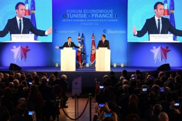 Photo du président français Emmanuel Macron et du Premier ministre tunisien Youssef Chahed à la clôture d'un forum économique, le 1er février 2018 à Tunis