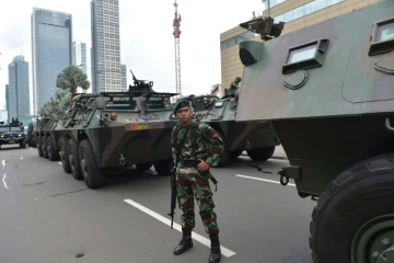 Des militaires indonésiens sur les lieux des attentats à Jakarta, le 14 janvier 2016