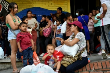 Des personnes déplacées en raison des violences dans le Catatumbo reçoivent des dons à Cucuta, dans le nord-est de la Colombie, le 23 janvier 2025