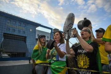 Des opposants à l'ex-président Lula manifestent le 7 avril 2018 devant le siège de la police fédérale à Curitiba (sud), où est désormais incarcérée l'icône de la gauche brésilienne. 
