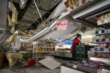 Un employé dans un supermarché de Shiroishi, dans la préfecture de Miyagi, le 17 mars 2022, après le tremblement de terre de magnitude 7,3