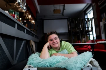Christelle Carion installée dans son café à Pepinster près de Liège dans l'est de la Belgique, le 15 janvier 2021