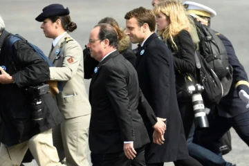Les présidents sortant et élu François Hollande (G) et Emmanuel Macron le 8 mai 2017 place de l?Étoile