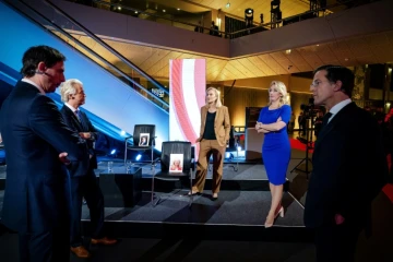 Les chefs de file des principaux partis néerlandais, de gauche à droite: Wopke Hoekstra (CDA), Geert Wilders (PVV), Sigrid Kaag (D66), Lilian Marijnissen (SP) et Mark Rutte (VVD) pour un débat télévisé de la chaîne publique NOS à La Haye, le 16 mars 2021