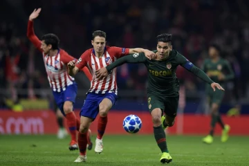 Le Colombien de l'Atlético Madrid Santiago Arias (g) à la lutte avec son compatriote de Monaco Radamel Falcao, en Ligue des champions, le 28 novembre 2018 à Madrid
