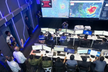 Le président Philippin Rodrigo Duterte visite le centre d'opérations du Conseil national de réduction et de gestion des risques de catastrophes (NDRRMC) à Manille, le 13 septembre 2018