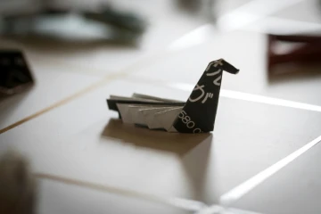Un origami (papier plié) représentant un canard, laissé par un client sur une table de restaurant et appartenant à la collection de Yuki Tatsumi. Photo prise le 23 mai 2018 à Kameoka