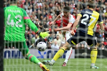 Le milieu d'Arsenal Declan Rice marque le troisième but de son équipe samedi contre Bournemouth, lors du match de Premier league à l'Emirates Stadium de Londres.
