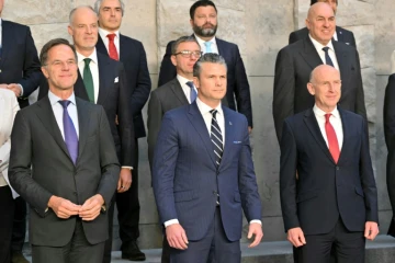 (g-d) Le secrétaire général de l'Otan, Mark Rutte, le secrétaire américain à la Défense, Pete Hegseth, et le secrétaire britannique à la Défense, John Healey, lors d'une photo de famille en marge d'une réunion des ministres de la Défense de l'Otan au siège de l'organisation, le 5 juin 2025 à Bruxelles