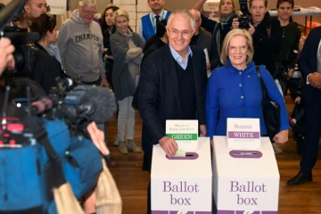 Le Premier ministre Malcolm Turnbull et son épouse Lucy glissent leurs bulletins dans l'urne, à Sidney le 2 juillet 2016 