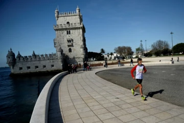 Le coureur français Serge Girard court devant la tour de Belem près de Lisbonne, le 3 mars 2016