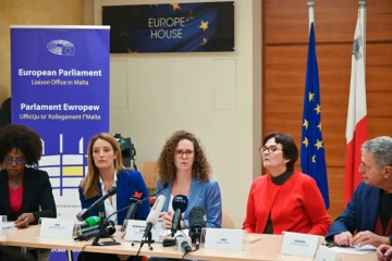 Des membres du Parlement européen lors d'une conférence de presse le 4 décembre 2019 dans les bureaux du Parlement européen à Malte pour s'exprimer sur le meurtre de la journaliste Daphné Caruana