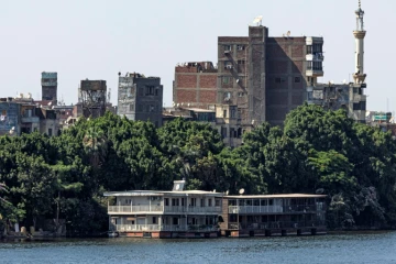 Photo prise le 27 juin 2022 au Caire  montrant des péniches amarrées le long de la rive de Gizeh dans le district d'Agouza, quelques jours avant leur retrait prévu dans le cadre d'un décret visant à nettoyer toutes les berges du fleuve dans la région