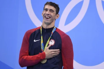 Le nageur américain Michael Phelps pose sur le podium après sa victoire sur 200 m papillon lors des JO de Rio, le 10 août 2016