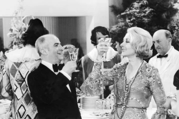 Les acteurs français Louis de Funès et Claude Gensac, le 03 février 1971, lors du tournage d'une scène du film de Jean Girault "Jo" à Paris