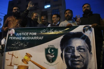 Des partisans de l'ancien président pakistanais Pervez Musharraf, dénoncent, le 17 décembre 2019 devant le tribunal à Karachi sa condamnation à mort par contumace