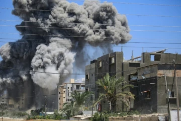 De la fumée émane d'un bâtiment touché par une frappe à Nousseirat dans le centre de la bande de Gaza, le 20 juillet 2024