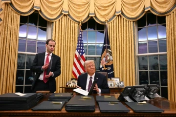 Le président américain Donald Trump signe des décrets dans le Bureau ovale de la Maison Blanche, le 20 janvier 2025