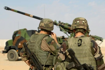 Des soldats français près d'un CAESAR (camion équipé d'un système d'artillerie) sur la base de Qayyarah (sud de Mossoul), le 31 octobre 2016