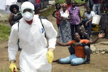 Une femme apprend la mort de son mari du virus Ebola la 4 octobre 2014 à Monrovia