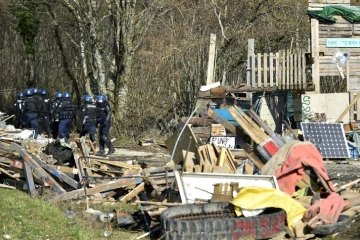 Des gendarment interviennent pour évacuer des opposants au projet Cigéo d'enfouissement de déchets nucléaires dans la forêt du bois Lejuc près de Bure (Meuse) le 22 février 2018