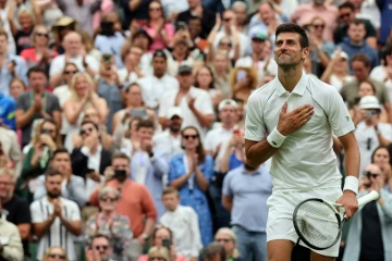 Novak Djokovic ravi de sa victoire sur le Sud-Coréen Kwon Soon-woo pour son entrée en lice à Wimbledon, le 27 juin 2022 