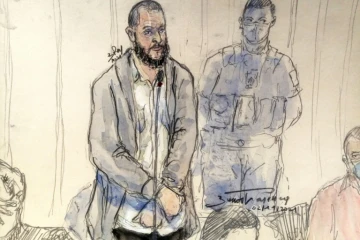 Croquis d'audience réalisé le 2 novembre 2021 montrant Salah Abdeslam (L), principal accusé au procès des attentats du 13-Novembre, devant la cour d'assises spéciale de Paris