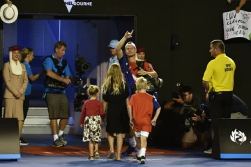 Lleyton Lleyton Heiwtt (c) entouré de membres de sa famille après son dernier mach sur circuit perdu contre David Ferrer à l'Open d'Australie, le 21 janvier 2016 à Melbourne