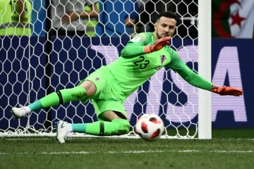 Le gardien croate Danijel Subasic arrête le ballon lors de la qualification pour les quarts de finale du Mondial le 1er juillet 2018