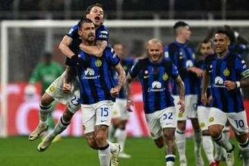 Le défenseur de l'Inter Milan Francesco Acerbi célébre avec ses coéquipiers l'ouverture du score contre l'AC Milan le 22 avril 2024 à San Siro
