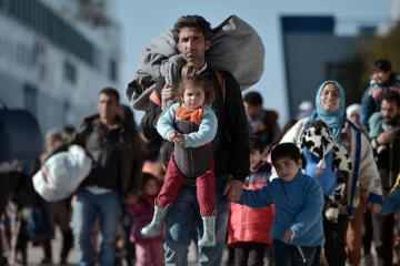 Des milliers de migrants et de réfugiés débarquent au port du Pirée, à Athènes, le 1er février 2016, en provenance des îles de Lesbos et Chios