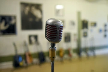 Un microphone dans un ancien studio d'enregistrement