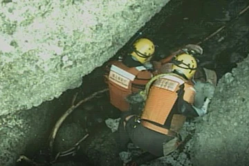 Photo diffusée le 24 avril 2022 par les garde-côtes japonais de secouristes recherchant des victimes après le naufrage d'un bateau touristique au large de la péninsule de Shiretoko, au Japon