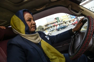 Parisa Haidary, au volant de son minibus à Kaboul, le 31 octobre 2019 en Afghanistan
