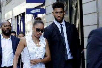 Le poids lourd français Tony Yoka, à son arrivée, avec sa compagne Estelle Mossely, pour une audition devant l'AFLD à Paris, le 20 juin 2018